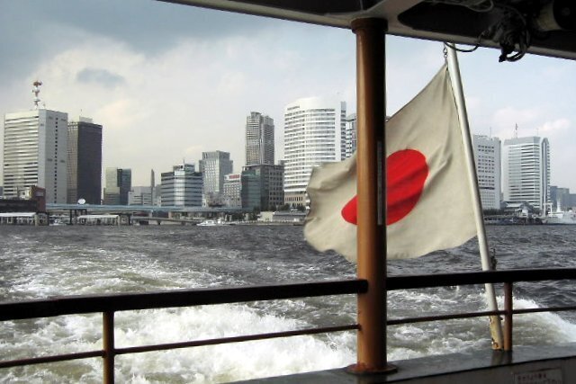 今日の一枚は「日の出桟橋と東京ビッグサイトを結ぶ水上バス（撮影：2006年9月）」です。片道４６０円で、およそ３０分の海の旅を楽しめます。そして９月２０日は「バスの日」。明治36年（1903年）9月20日、京都市（堀川中立売(なかたちうり)～七条～祗園）において二井(にい)商会が日本初のバス事業を開業しました。蒸気自動車を改造した６人乗り（幌なし）の車両で運行。記念日は日本バス協会が1987年に制定しました。
