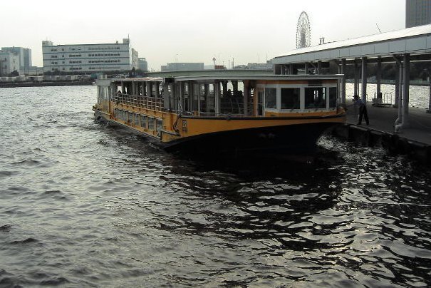 今日の一枚は「日の出桟橋と東京ビッグサイトを結ぶ水上バス Part２（撮影：2006年9月）」です。「日の出桟橋」からは、東京ビッグサイトのほか、浅草、お台場海浜公園、パレットタウン行きが運航されています。