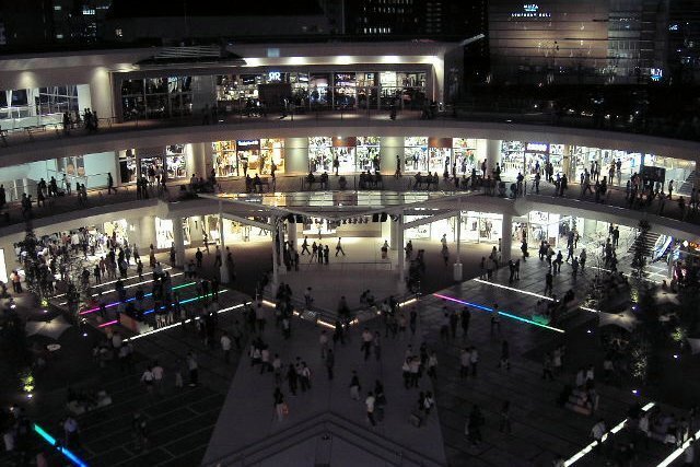 今日の一枚は「ラゾーナ川崎（撮影：2006年9月）」。ラゾーナ川崎プラザは、JR川崎駅に直結した、2006年9月28日に開業したショッピングモールです。