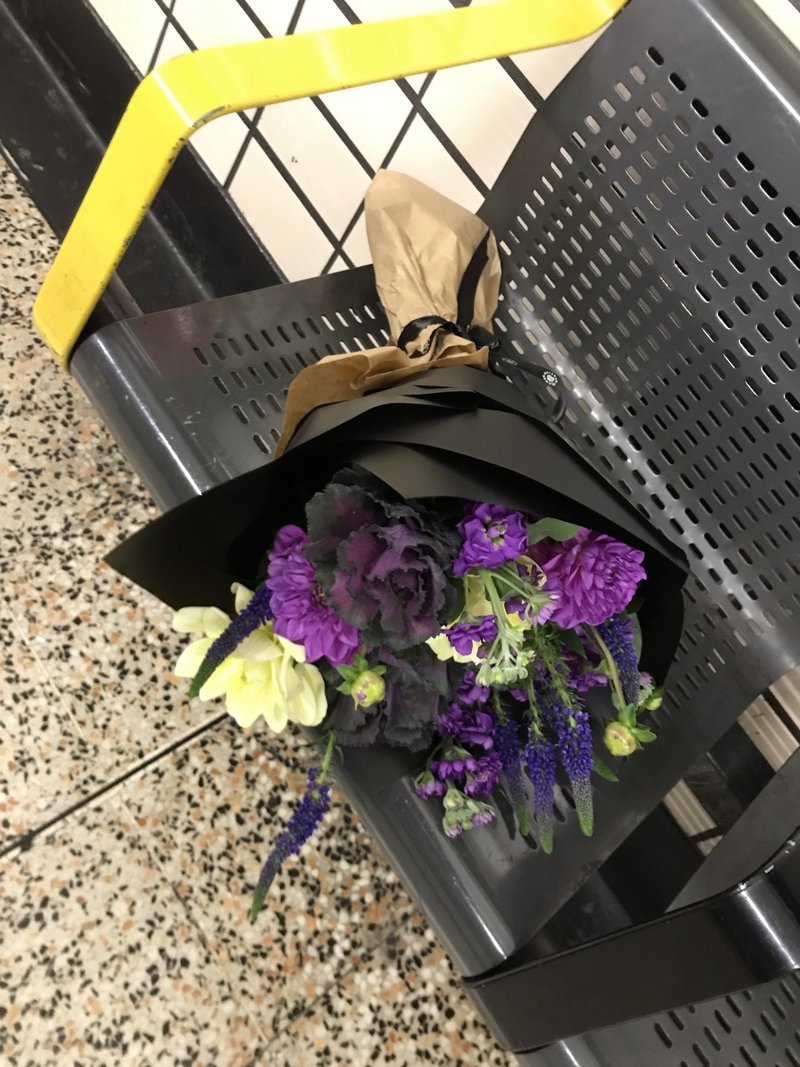 Happy Friday! 先日、贈り物として花束を買いました、自己満足をお赦しください😆花を選び、花屋さんに束ねてもらいました、コラボですね