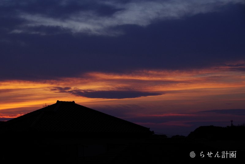 夕暮れ、住宅の屋根が奈良の寺院の屋根にも見えなくもない？？