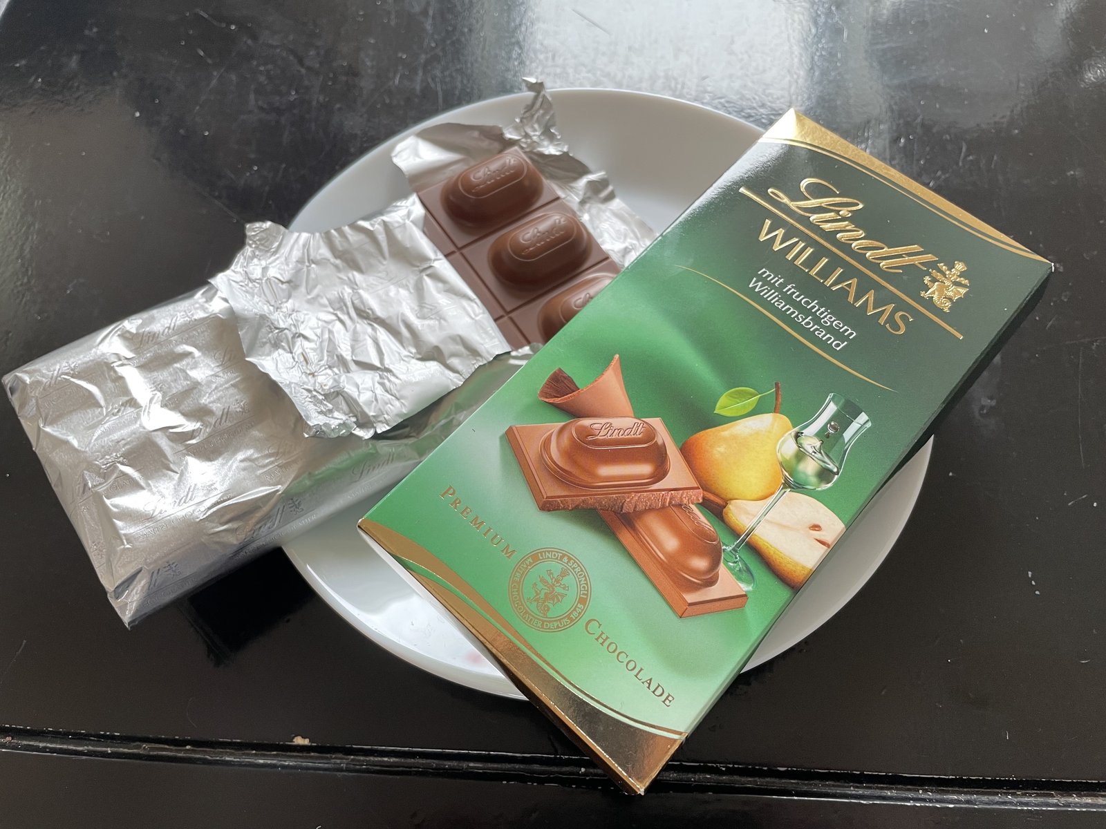 このチョコは、Lindt(リンツ)というスイスの高級チェコレートメーカーの商品。リンツのチョコは日本でも販売されていますし、カフェやショップの直営店もあります。でも、このリンツチョコ、他とはちょっと違う特別なチョコ! 画像2