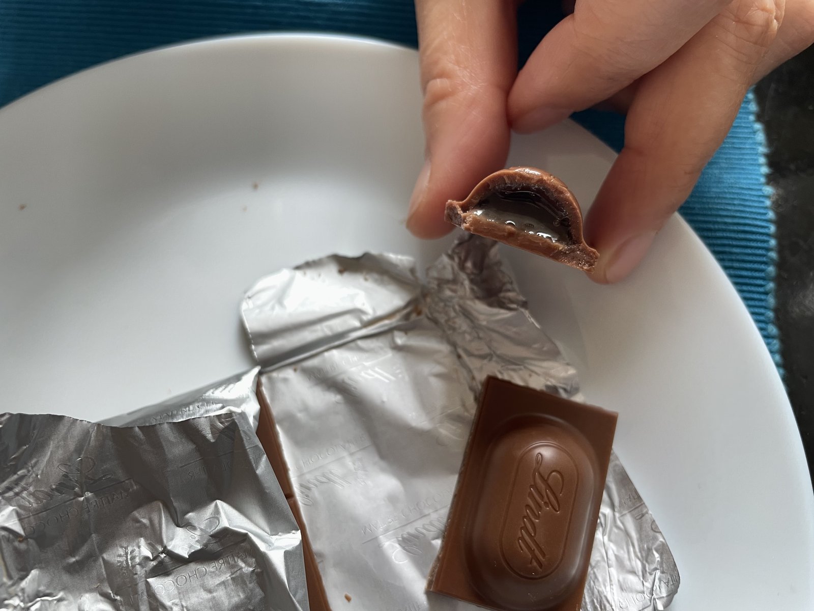 実はっ、このチョコにはお酒が入っている「オ・ト・ナ」のチョコレートなのですっ🍸 中にはブランデーがたっぷり入っていて、絶妙な感じでチョコの甘さと絡みます。 チョコの内側には、ザラメのようにブランデーの糖分が結晶化していて、これも食感が良い〜🤤 (カステラのざらめに似ています) 画像3