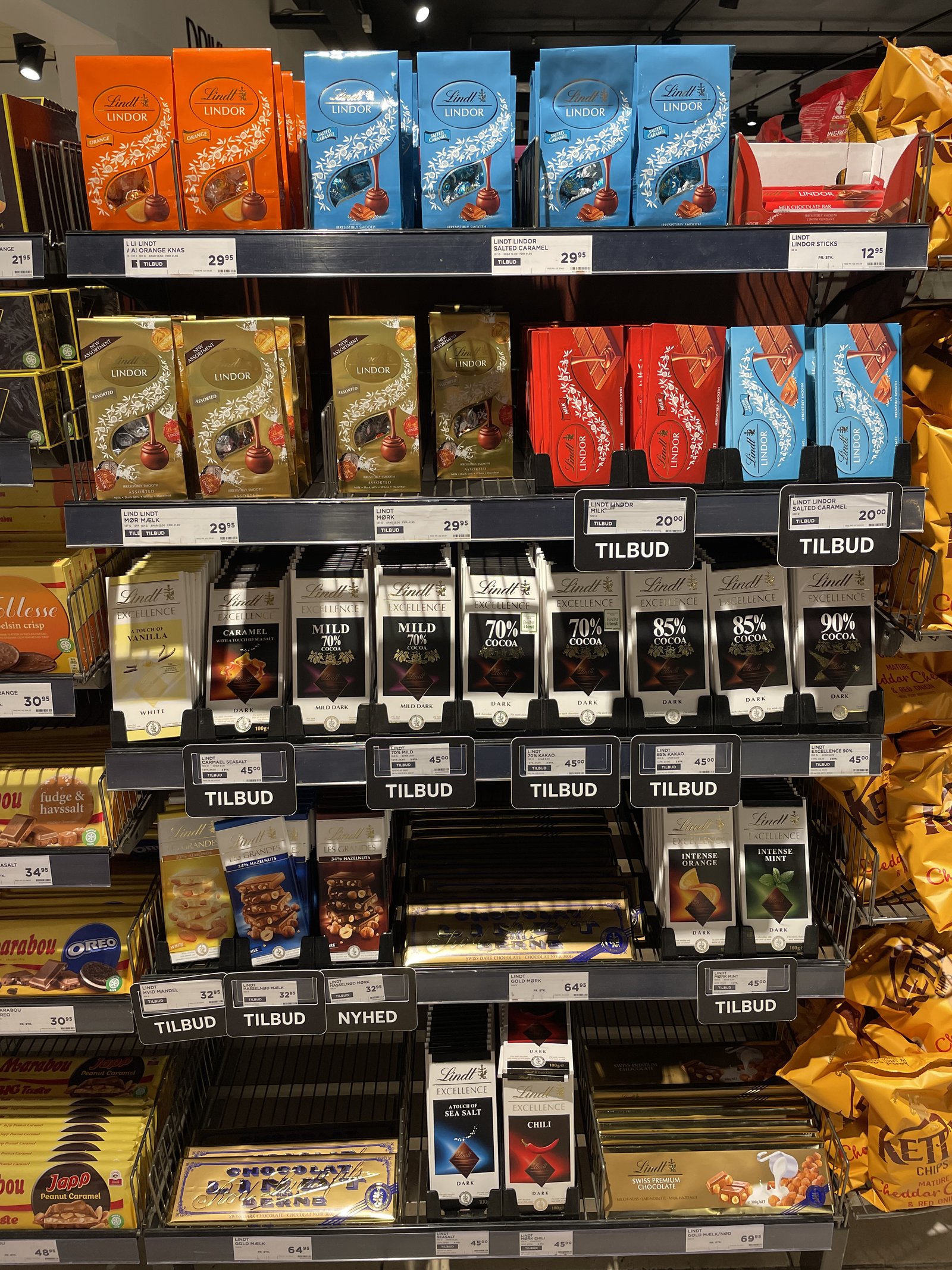 そして残念なことにデンマークの商品棚にも並んでいません。スーパーに行けばこんなにリンツ商品が並んでいるのに・・・。お酒が入っているから、規制されている国が多いのかなぁ🤔 画像5