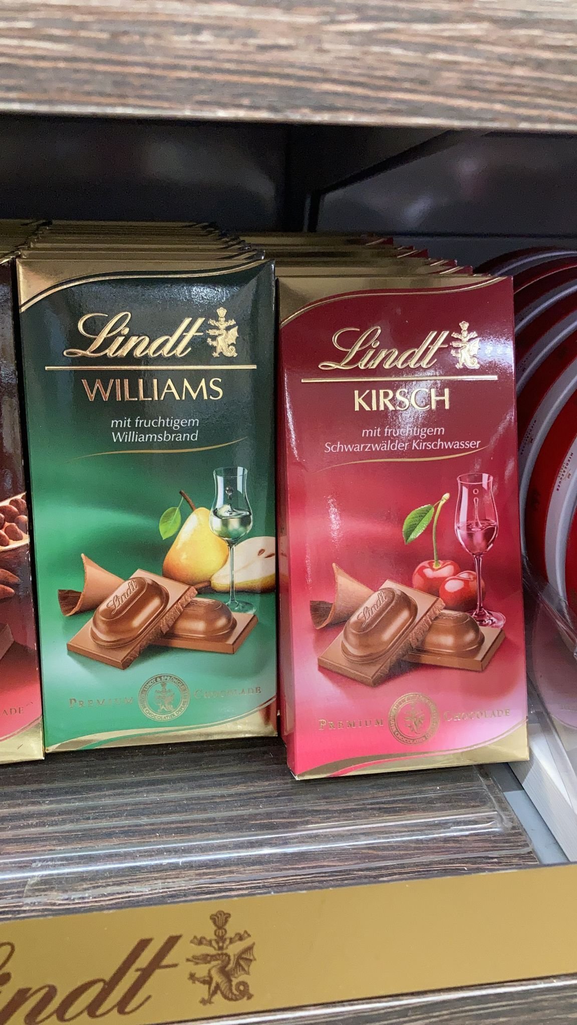 ちなみにこのチョコを見つけたのは5年前に欧州旅行をしていた奥さん(当時はまだ日本に住んでいました)。なかなか手に入らないレア商品なので、ドイツやオーストリアに訪れる機会があればぜひスーパーで探してみてください♪ 夜のお供に最高です 😝 画像6