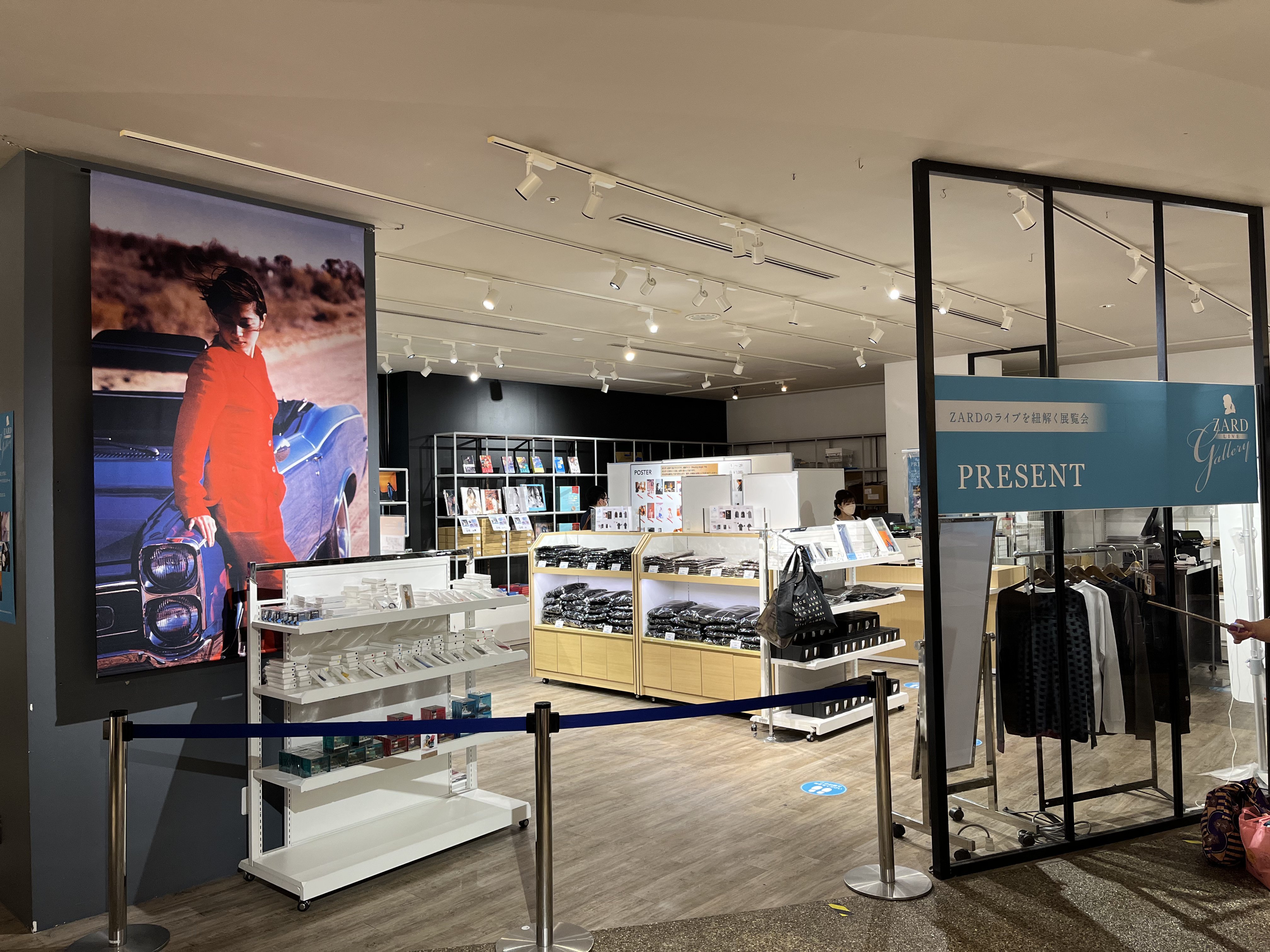 ZARD LIVE GALLERY”有楽町マルイ8点セット ZARD Official