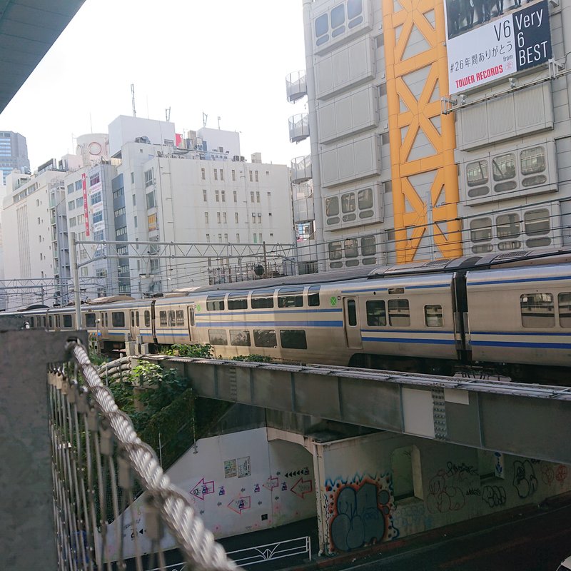 新幹線の2階建てが終了したと最近ニュースにありましたが、普通の電車にも2階建てってあるんですね。この電車は何線の何でしょう？😊
