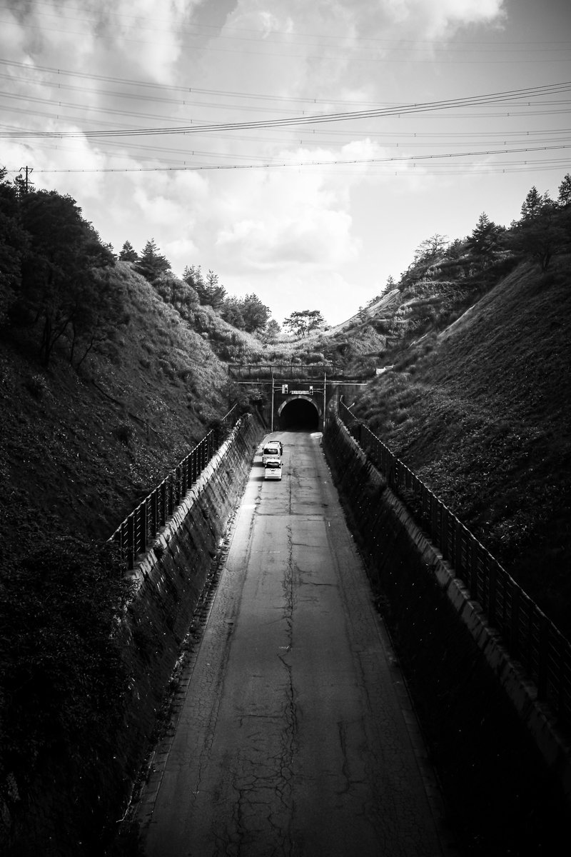 かなり掘り下げながら最後はトンネルで抜けてゆくR142和田峠トンネル．