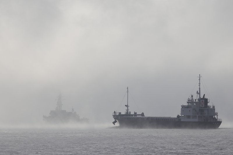 濃霧の舞鶴湾。霧の中に護衛艦「せんだい」のシルエットが表れました。