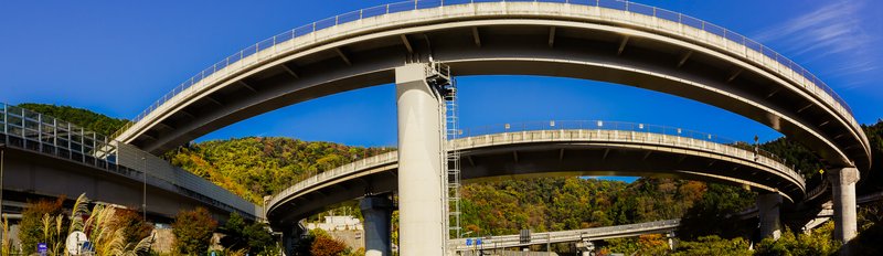 山に囲まれた狭い空間の中でICを作るとこのような曲線ループが多重にも重なることになり，それはそれで圧巻であったりもします．