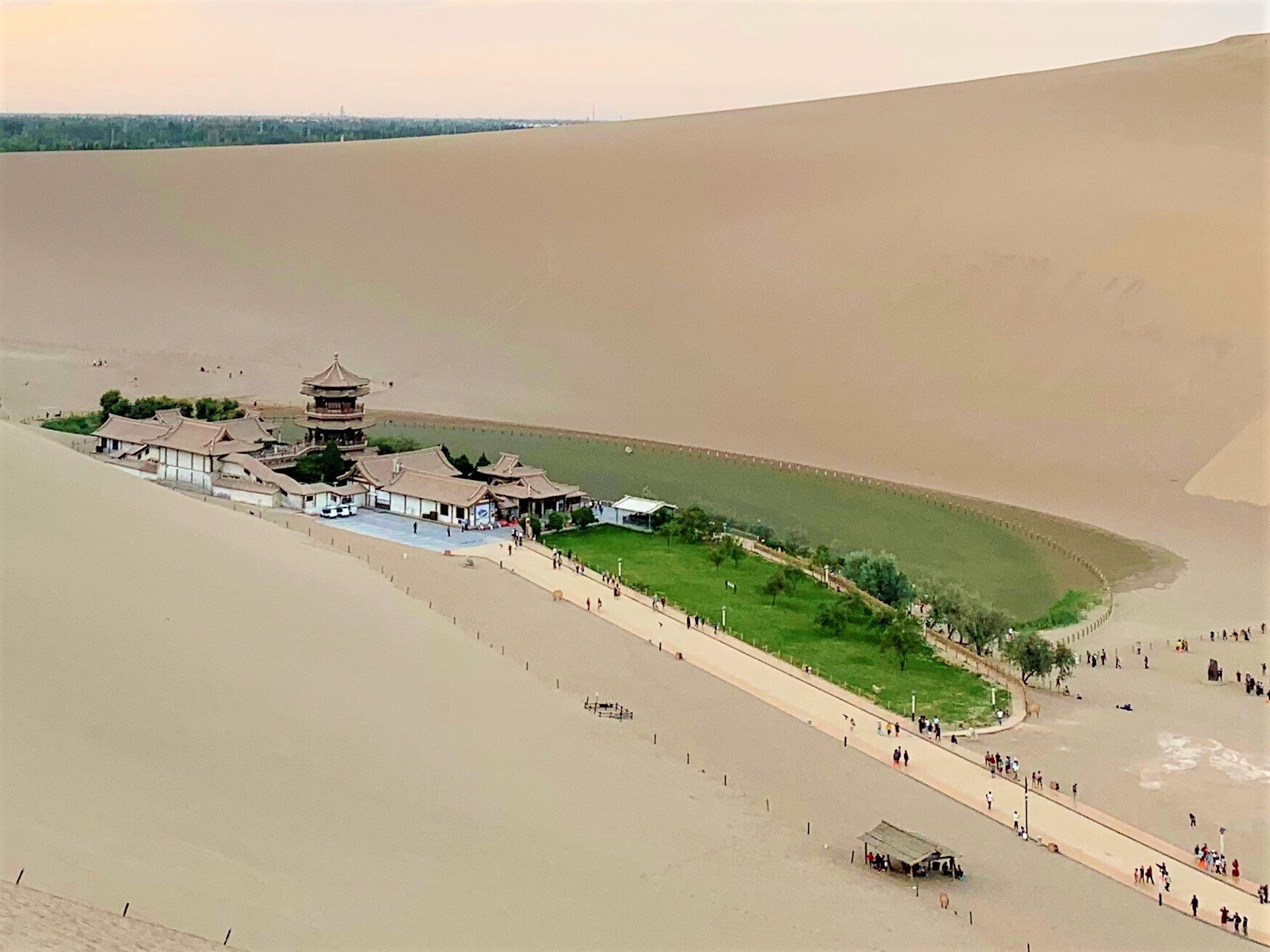 世界遺産シルクロード 中国 敦煌 鳴沙山 月牙泉楼閣 写真素材