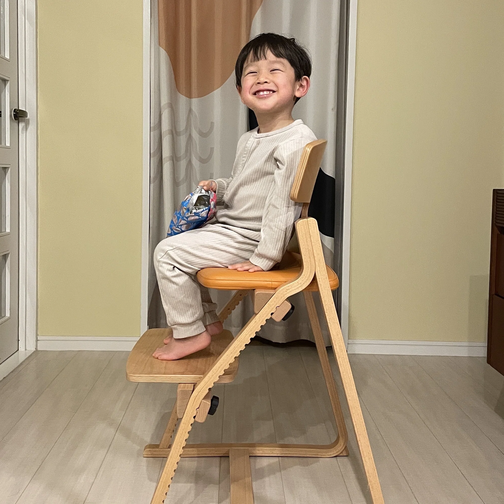 アップライトチェアと息子の2年｜インテリアショップ APARTMENT