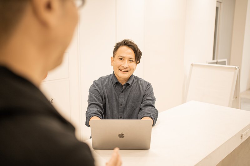 画像:坂本さんと話す津隈さん
