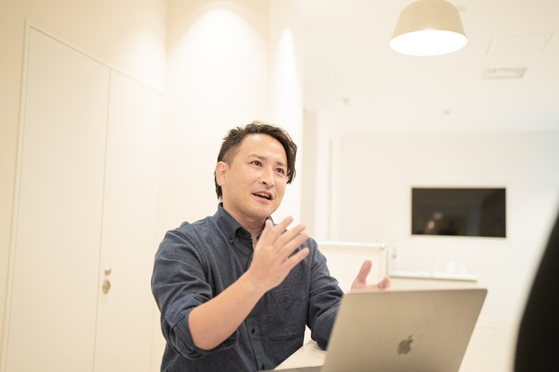 画像:真剣に話す津隈さん