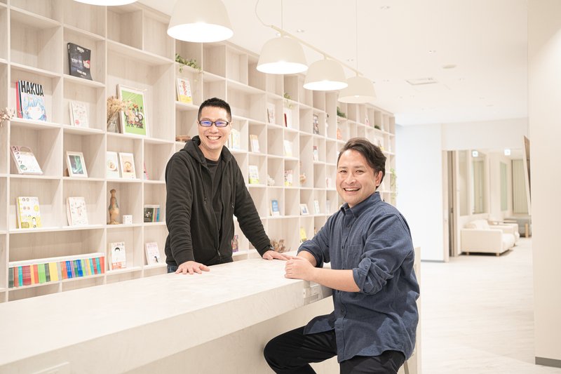 画像:カメラ目線で微笑む坂本さんと津隈さん