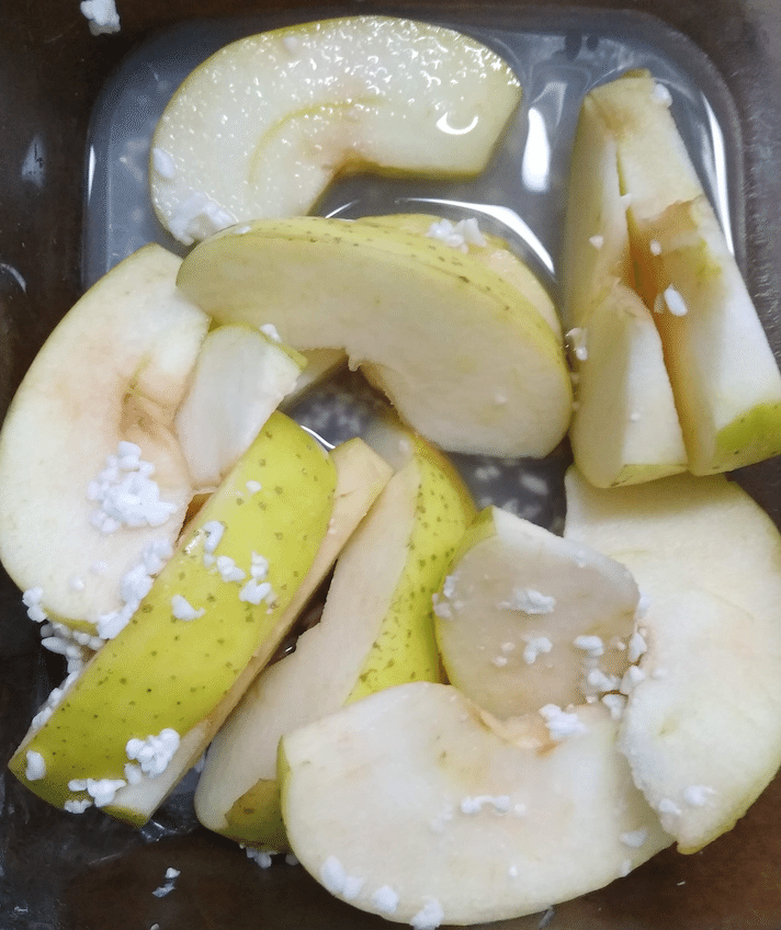 リンゴを皮ごと12等分して、種と芯をとり、軽く塩麹で和えた図