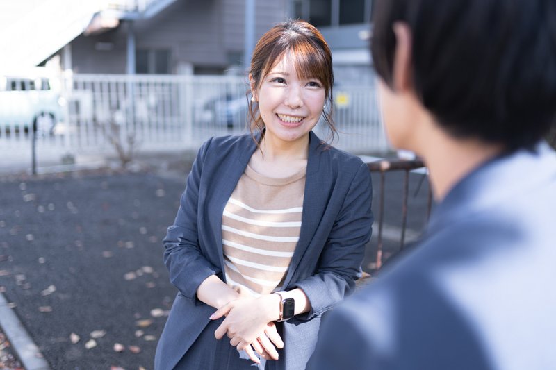 画像:福田さんに話している中西さん