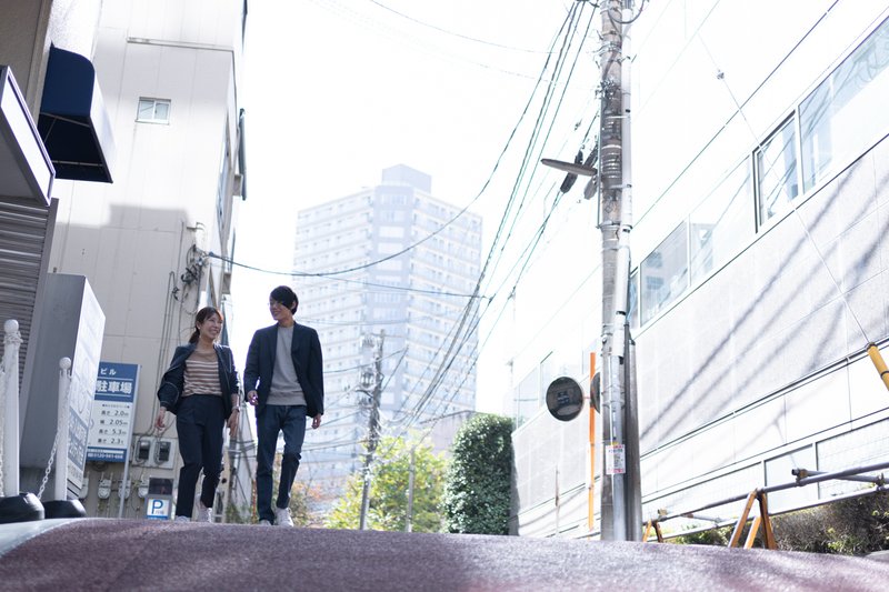 画像：談笑しながら外を歩く中西さんと福田さん