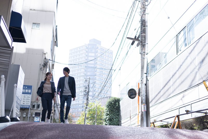 画像:談笑しながら外を歩く中西さんと福田さん