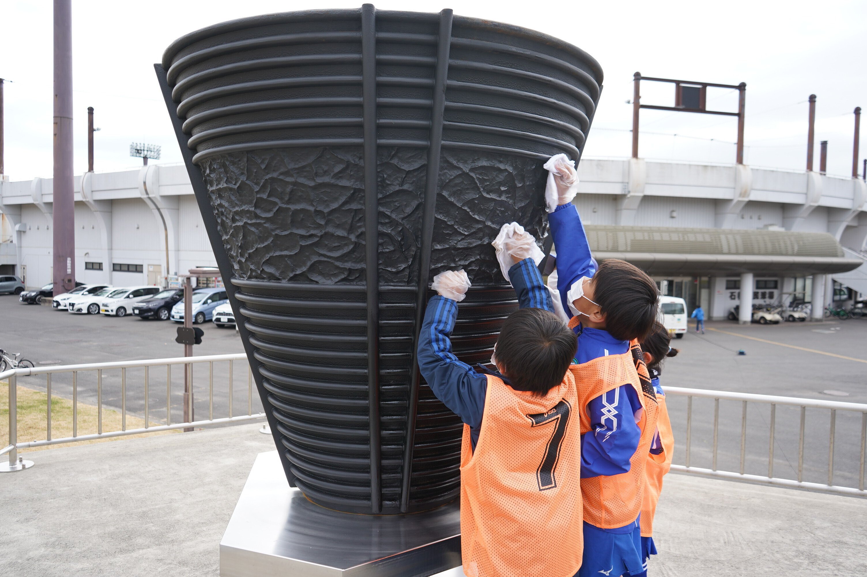 東京と結び炬火台磨き 室伏長官が呼び掛け 小中学生らピカピカに 石巻days 未来都市の生き方 Note
