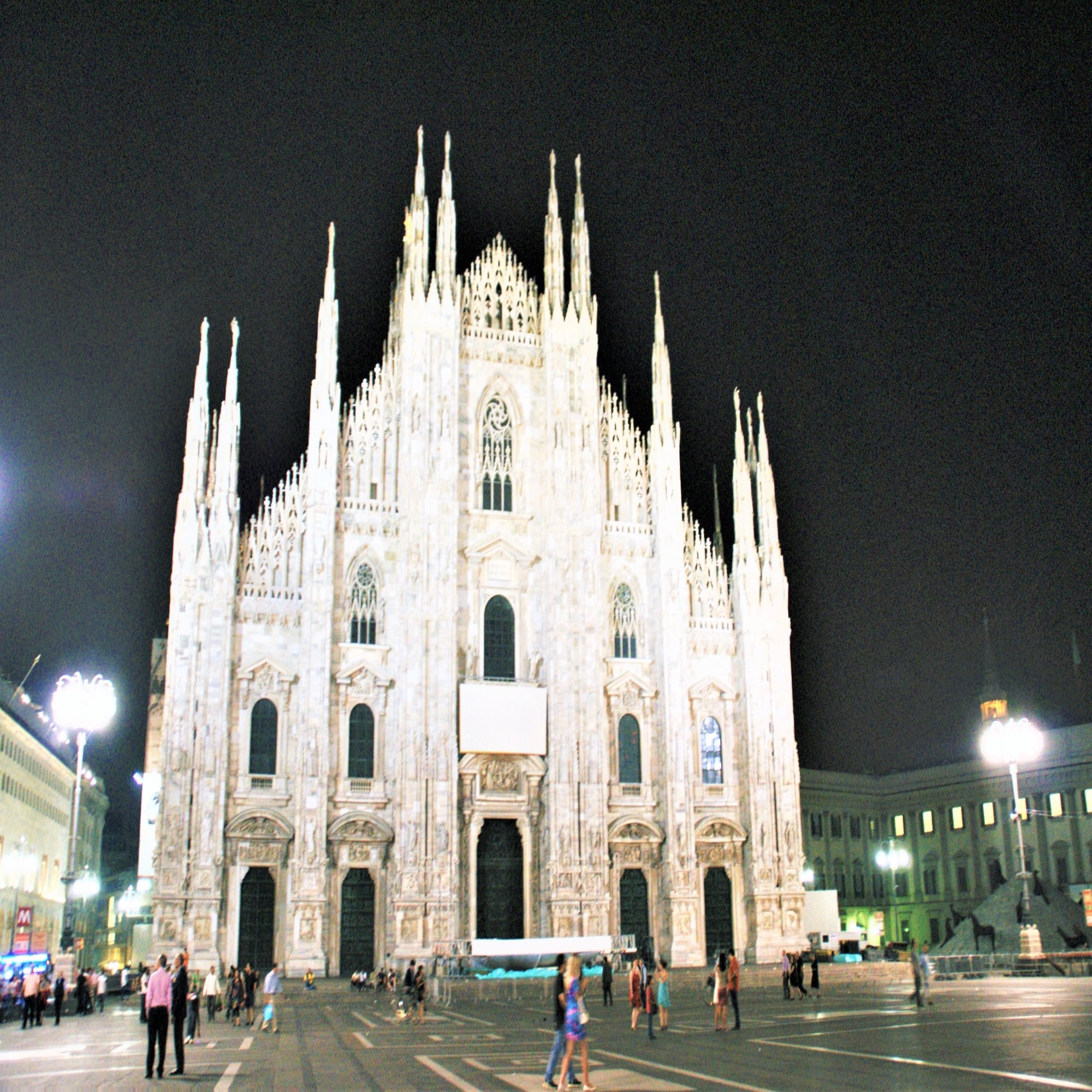ミラノ大聖堂の夕景 そして 夜の姿 食の工房オフィスアルベロ イタリア料理教室 In 神戸 Note