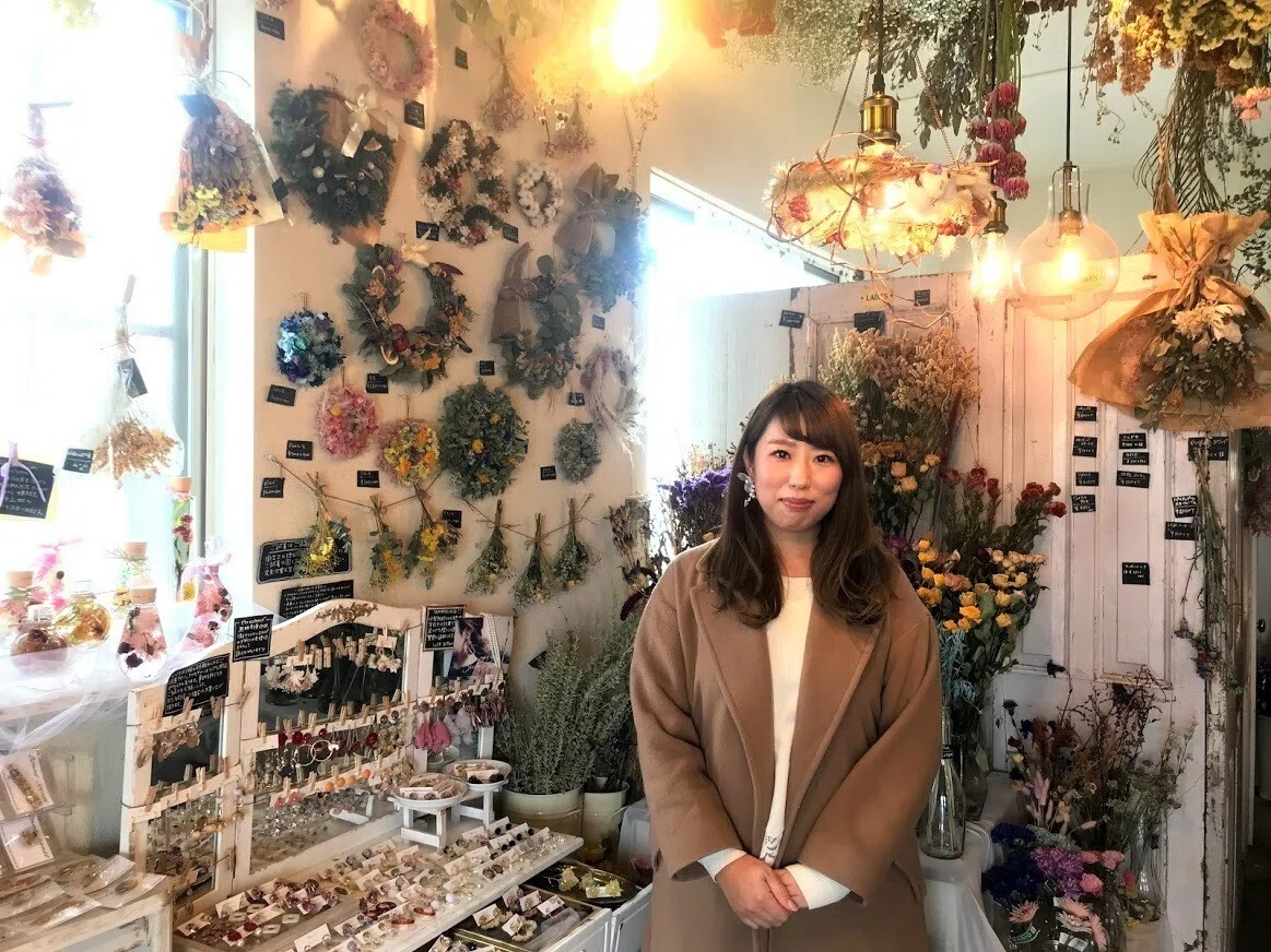百貨店外商・1点もの.高級インテリア 抗菌・空気清浄機能付 ドライフラワー アクセサリーやドライフラワーを販売するお店を起業 林田美穂さん