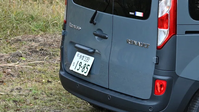 カングーのナンバープレートがおかしい!? 取り付け方を変えて自然に 