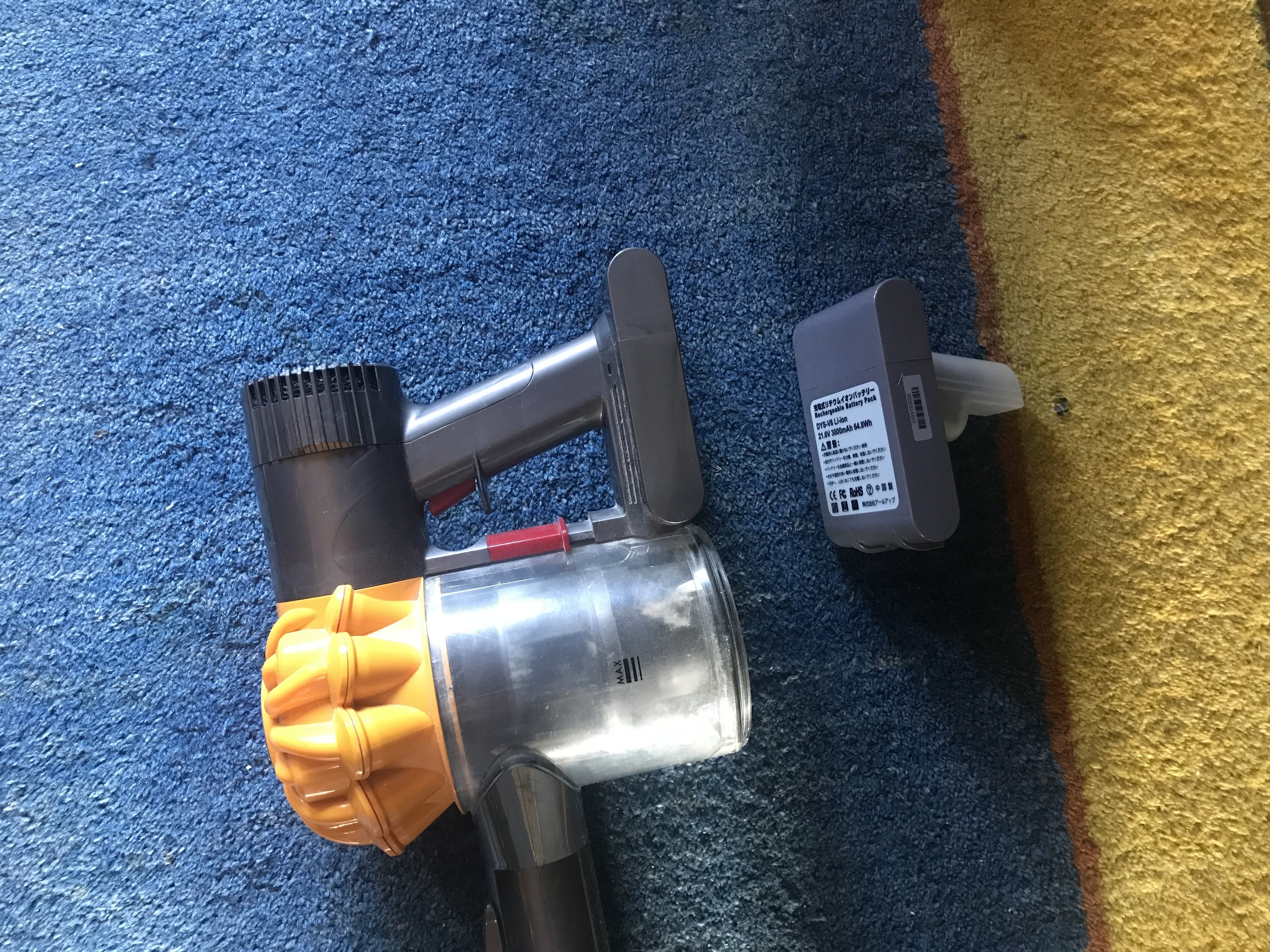 ダイソン ※バッテリー切れ ダイソン」が赤点滅で充電できない！純正バッテリーを買って交換