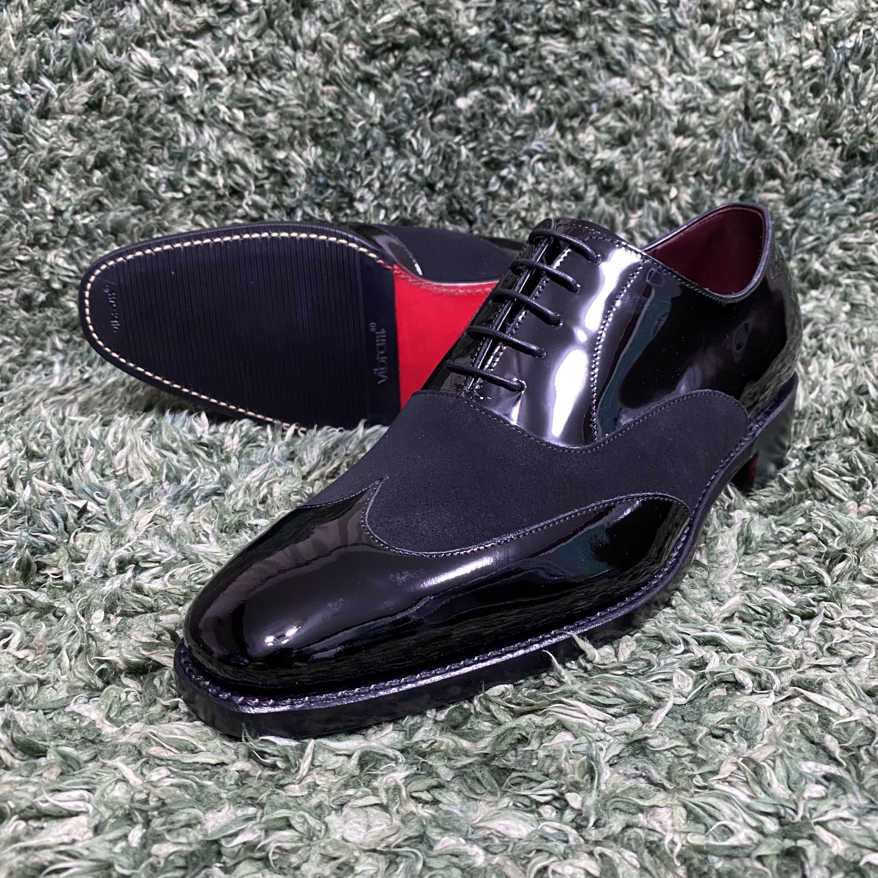 エナメルはドレスだけのメンズの認識はもうダサい。遊び心のある大人の