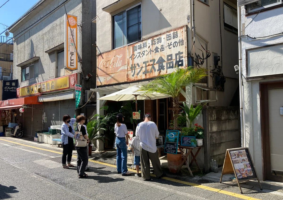 アロハベイビーのお店の前に人が列を作っている