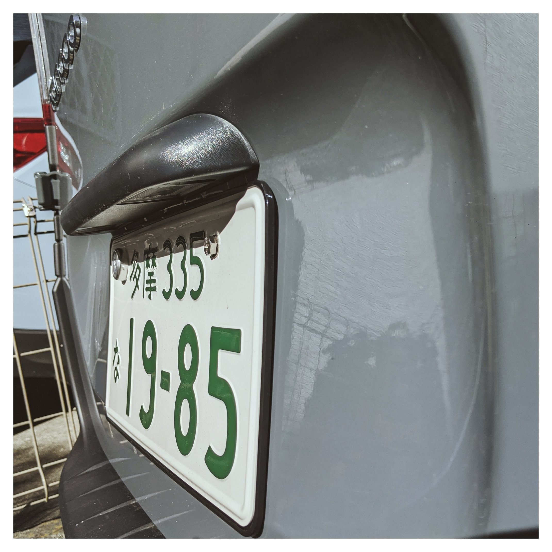 カングーのナンバープレートがおかしい!? 取り付け方を変えて自然に