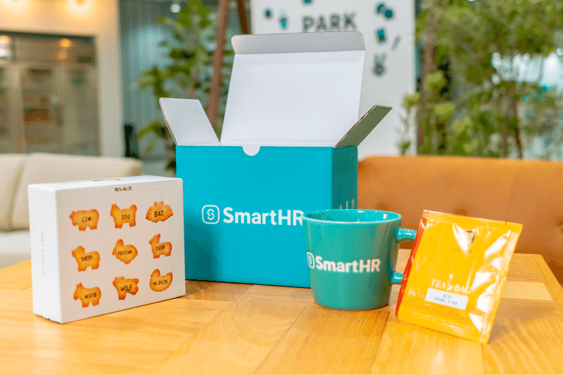 PARKのお楽しみBOXの箱と共に、中身を並べた様子。中身の詳細はキャプションに記載