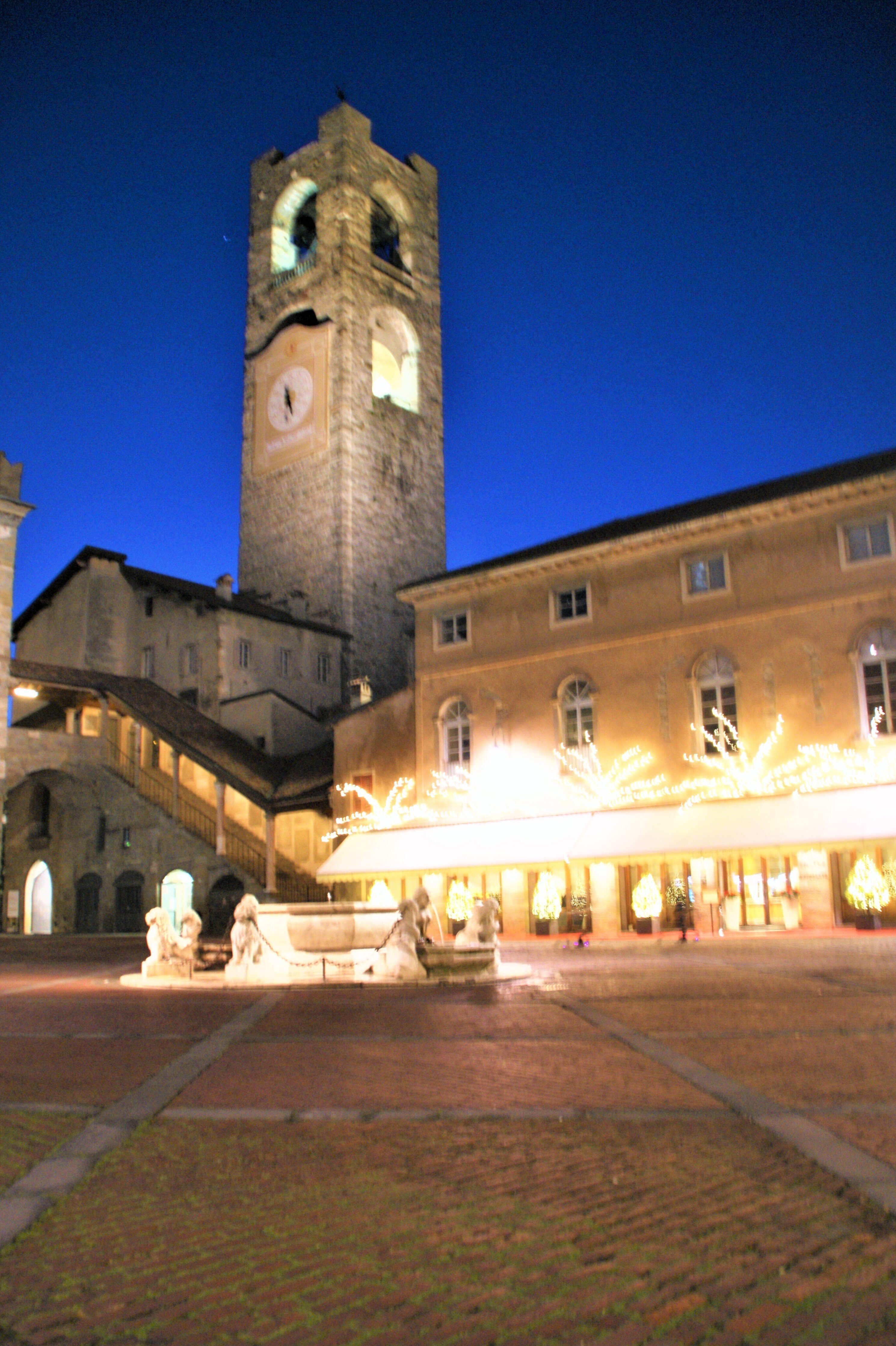 冬の静寂に包まれた ヴェッキア ベルガモ アルタ広場 食の工房オフィスアルベロ イタリア料理教室 In 神戸 Note