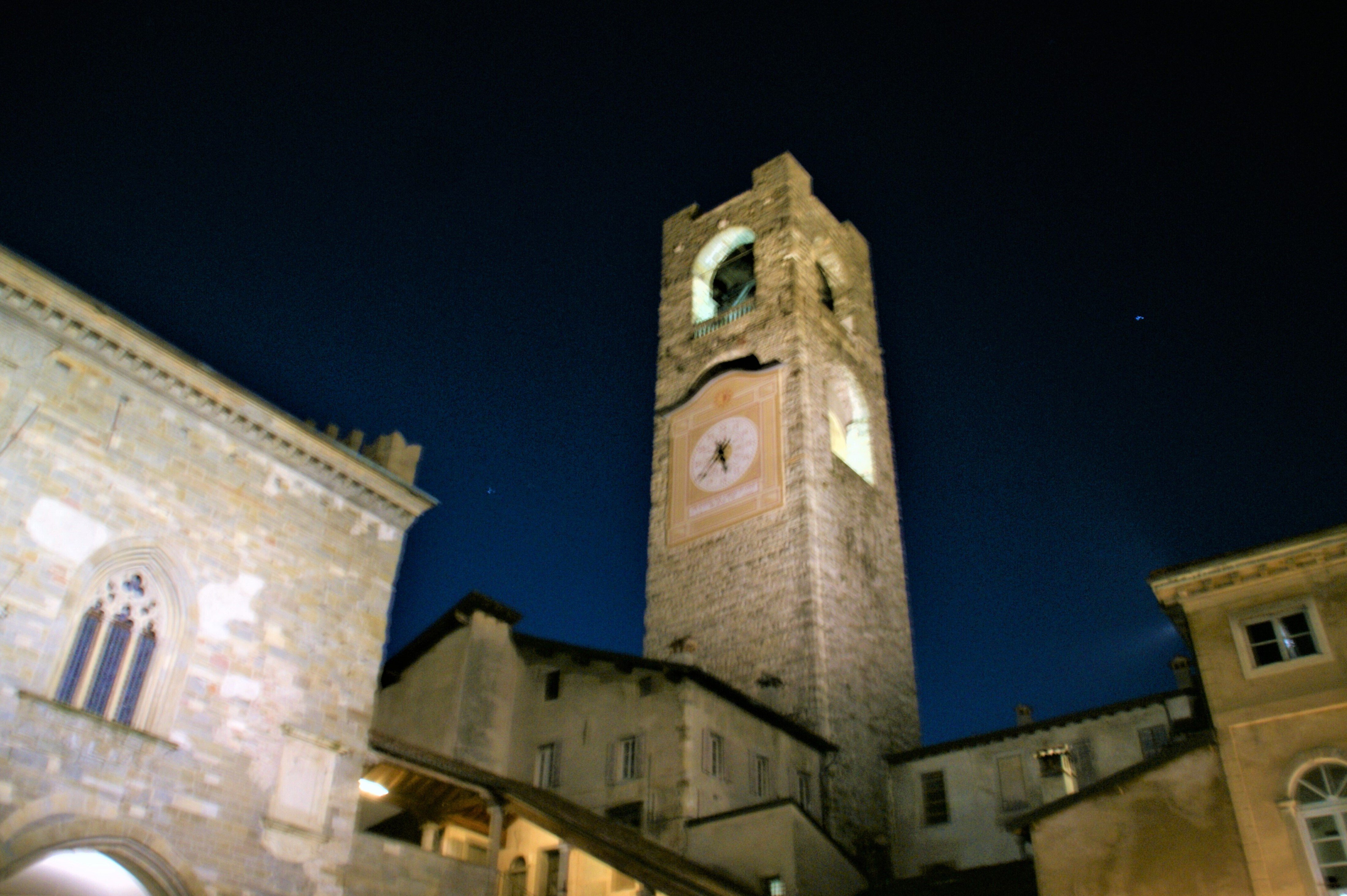 冬の静寂に包まれた ヴェッキア ベルガモ アルタ広場 食の工房オフィスアルベロ イタリア料理教室 In 神戸 Note