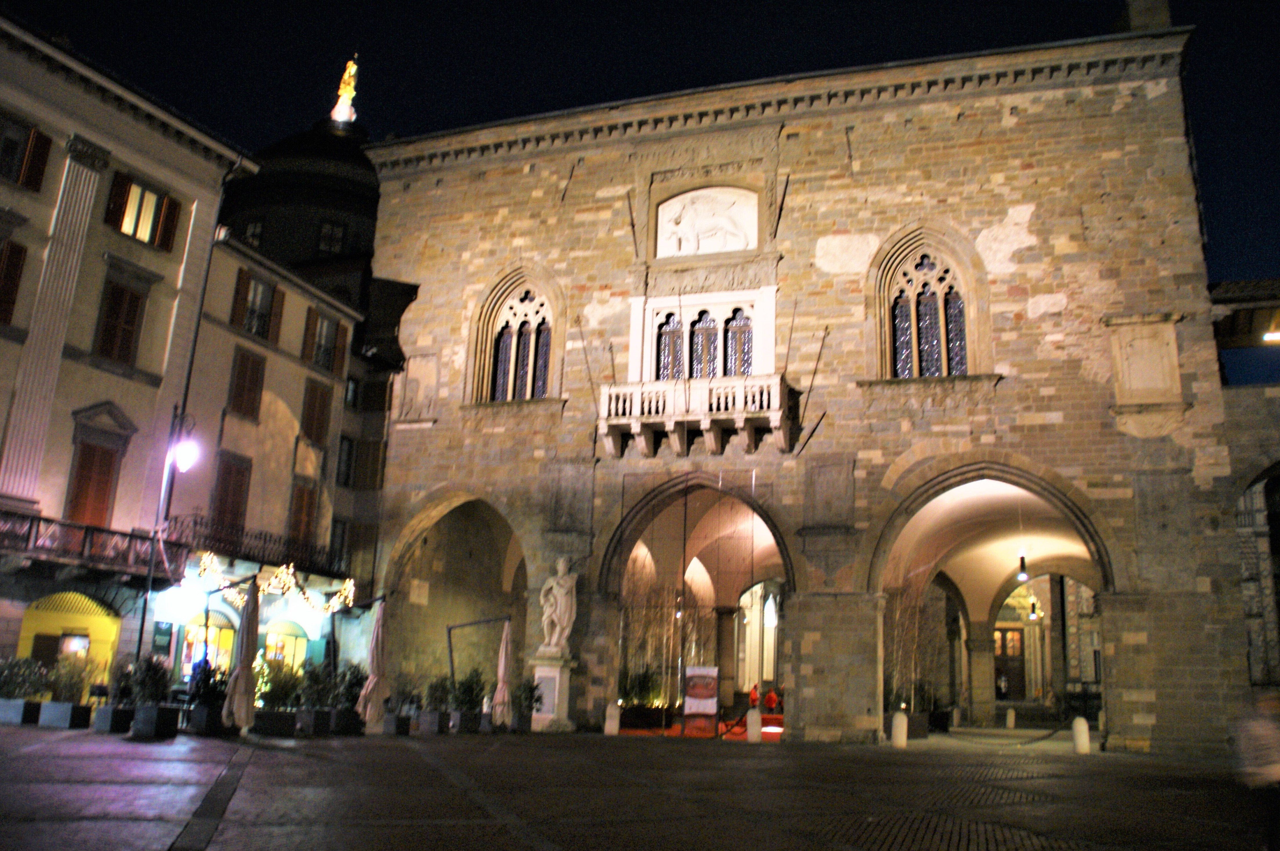 冬の静寂に包まれた ヴェッキア ベルガモ アルタ広場 食の工房オフィスアルベロ イタリア料理教室 In 神戸 Note