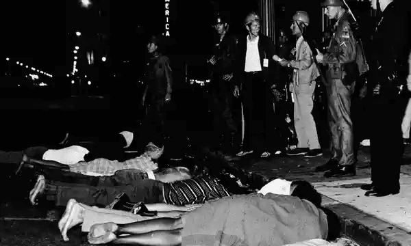 1965年8月、ロサンゼルスのワッツ暴動で、武装した警察が人々に路上でうつ伏せになることを強要した。写真 Hulton Archive/Getty Images