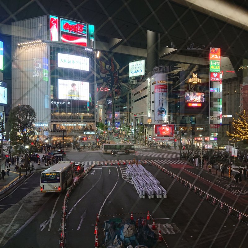 渋谷のスクランブル交差点を撮影してみました。信号待ちなので、人の多さがわかりませんが、青になると、ビックリするほど人が街に増えましたね。
