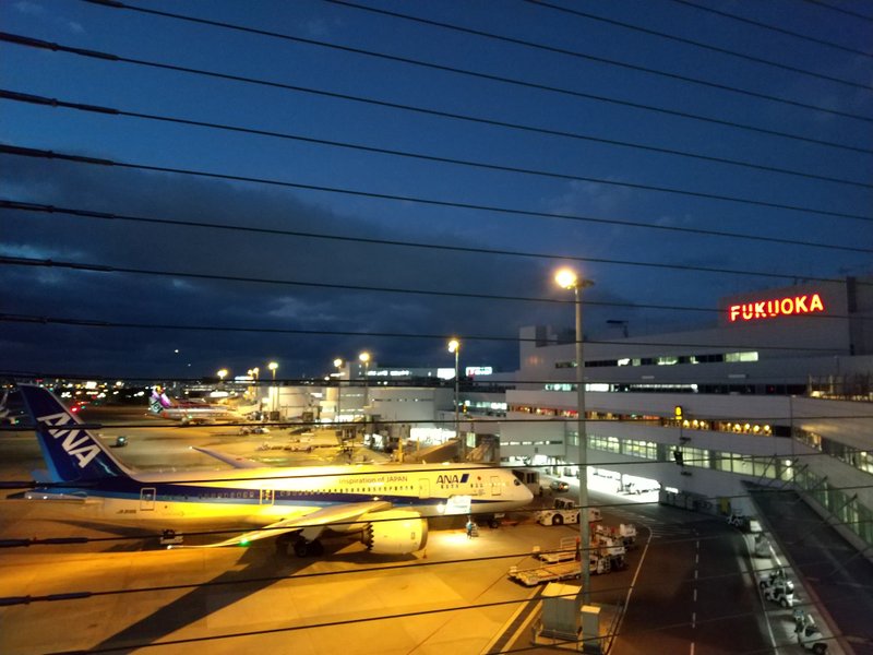 はい！毎週日曜夕方恒例の、写真からパワーもらうかな、のお時間です！　今日は福岡空港です。福岡空港は改装が進み、リニューアルした展望デッキから久しぶりに見る空港の夜景は、ずっと見ていられます(^^)　そして、気がつけば、この毎週日曜恒例も、2021年は今日が最後ですね。来年も、いろんな写真から１週間のパワーをもらいたいなと思ってます(^^)　まあ、明日からも、ぼちぼちと…(^^;)