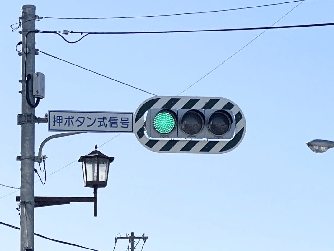 信号機の背後のゼブラ板は何のため？｜道路標識マニア