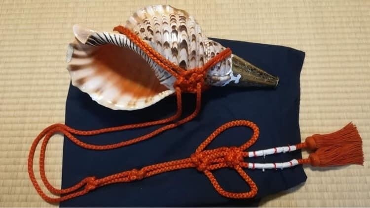 繋　(繁忙期中コメント返信遅れる場合あり コンパクト法螺貝　赤紐極小セット 法螺貝談義（第20話）｜辛島正英（不動山大聖院）