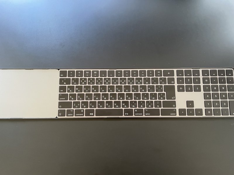 ブリッジで繋げられたMagicKeyboardとMagicTrackPad