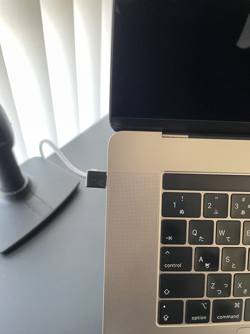 MacBookProに刺さっているメインのTypeCケーブル