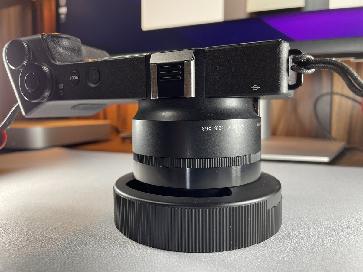 dp2 Quattro レンズフードを装着した｜はと 