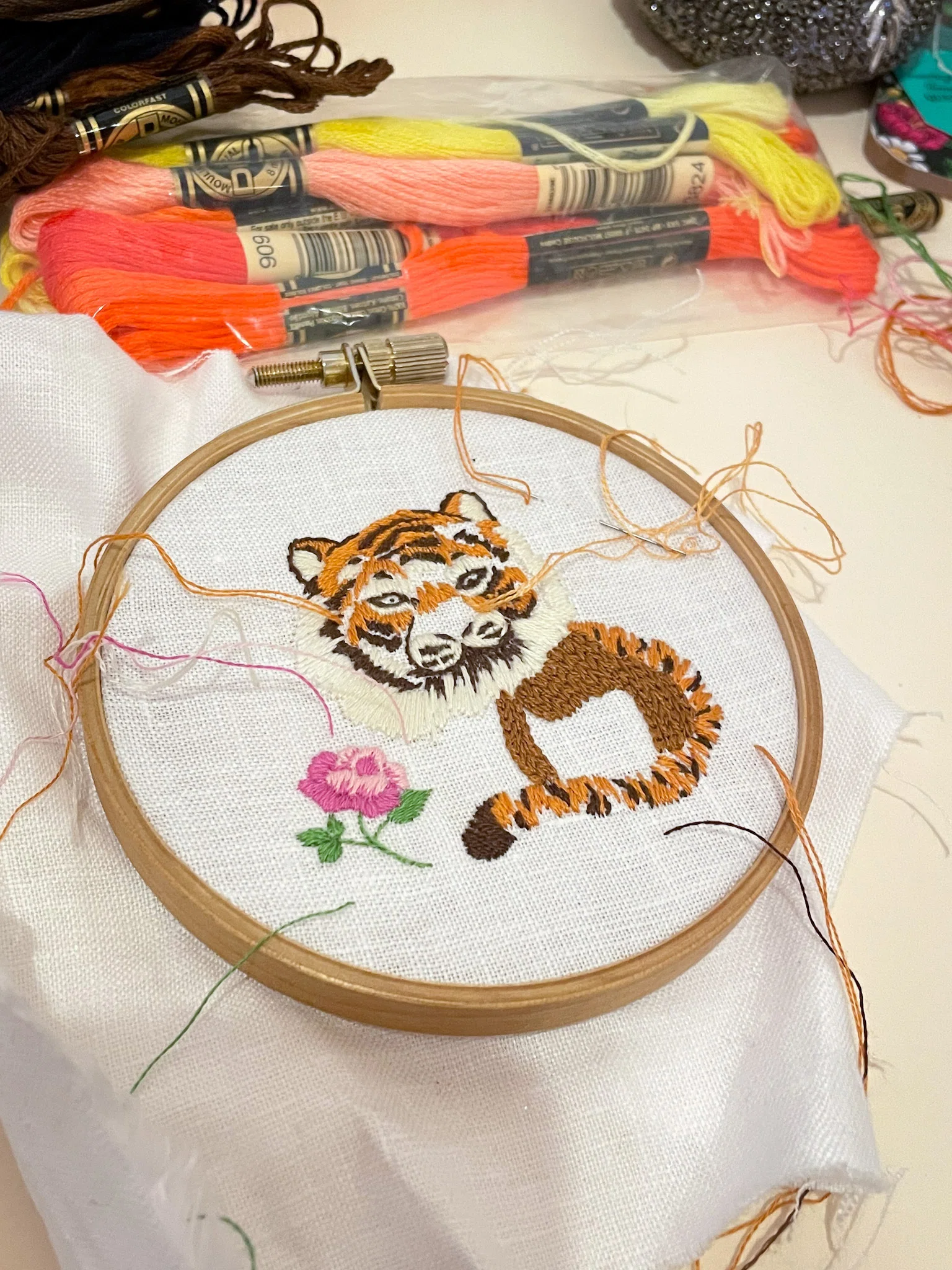 トラとバラと女の子の刺繍｜nanny embroidery