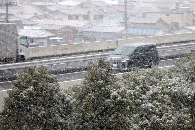 雪が降り続いています。スタッドレスタイヤ（冬用タイヤ）やチェーンなどの滑り止めを使わず、ノーマルタイヤで積雪した道路を走るのは法令違反とか。