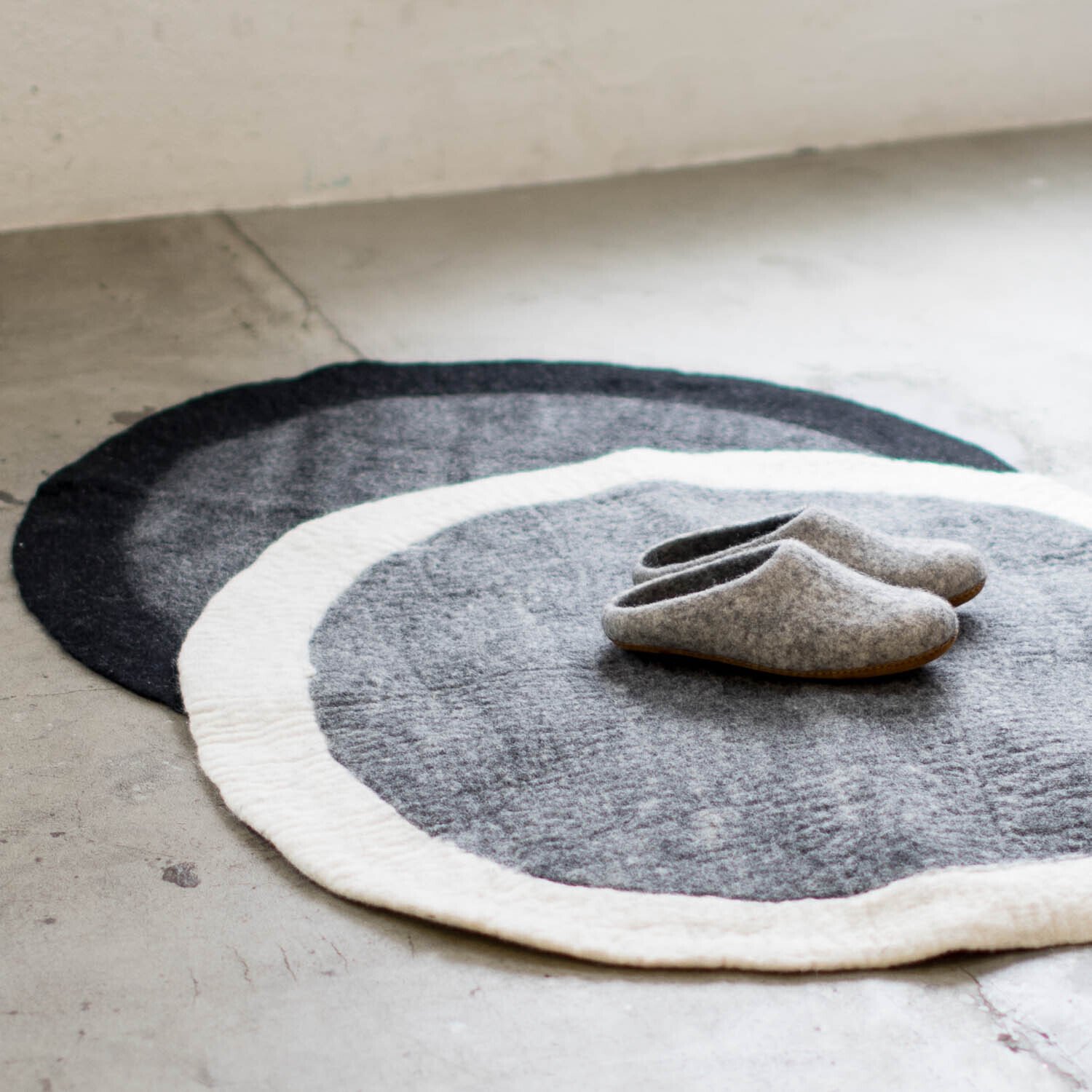 ツートンカラーがかわいい北欧風デザインの円形ウールラグ｜sarasa