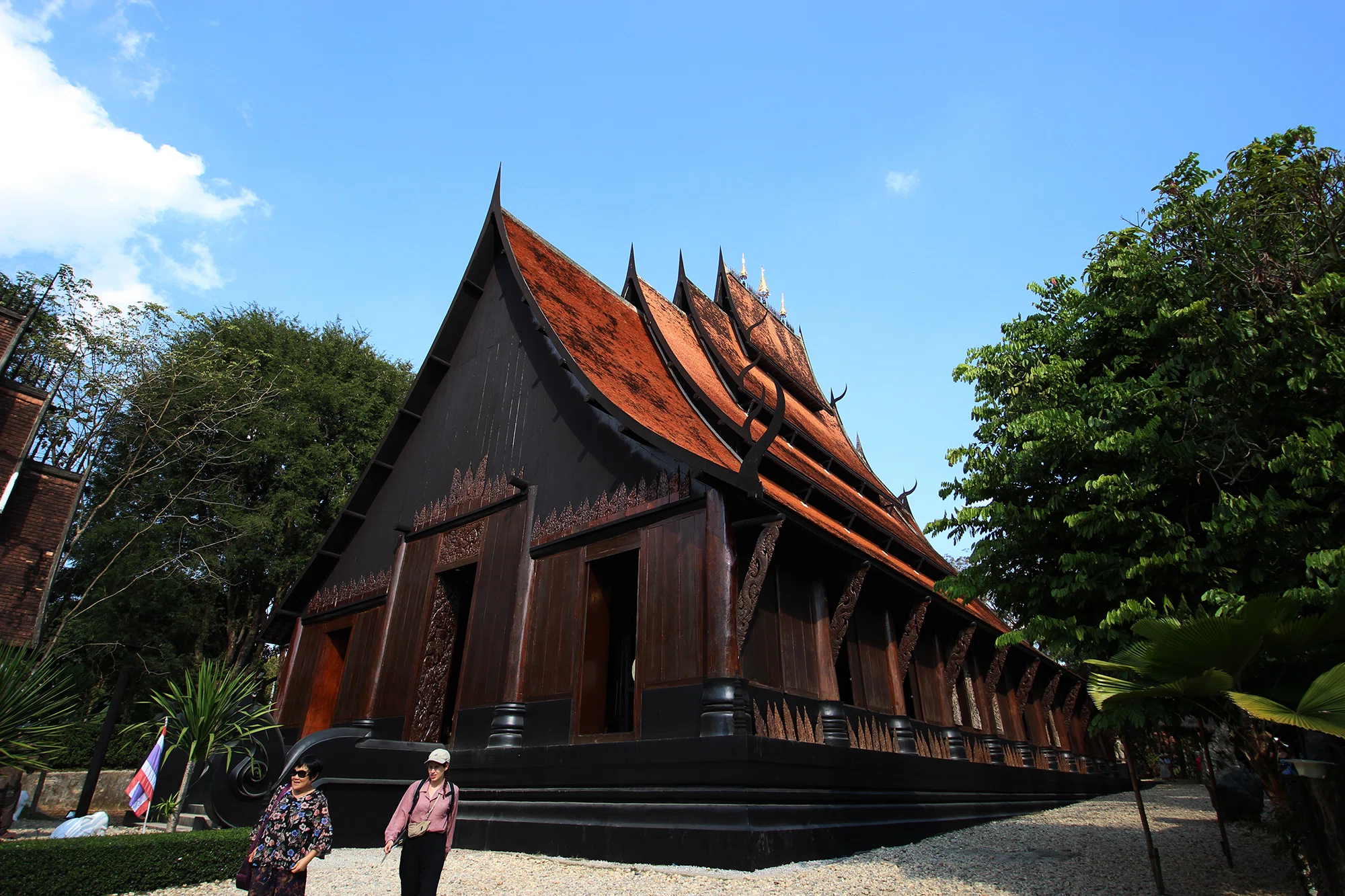 タイ】チェンライの白い寺・黒い家・青い寺｜Katsuya ONI