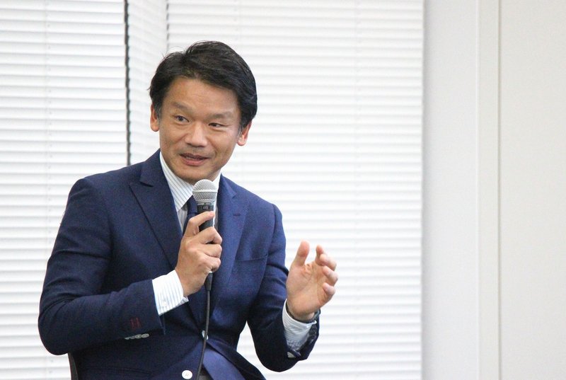 東京都副知事の宮坂学さんが話している様子