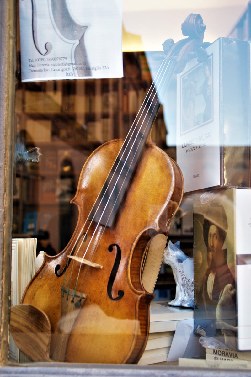＜イタリア旅行記（2016年北ｲﾀﾘｱ）No.23＞　ヴァイオリンの名器「ストラディヴァリウス」を生んだ町・クレモナ（Cremona）。散策していると、窓にヴァイオリンが立てかけてあったりして。それが、また、絵になるのですよね。