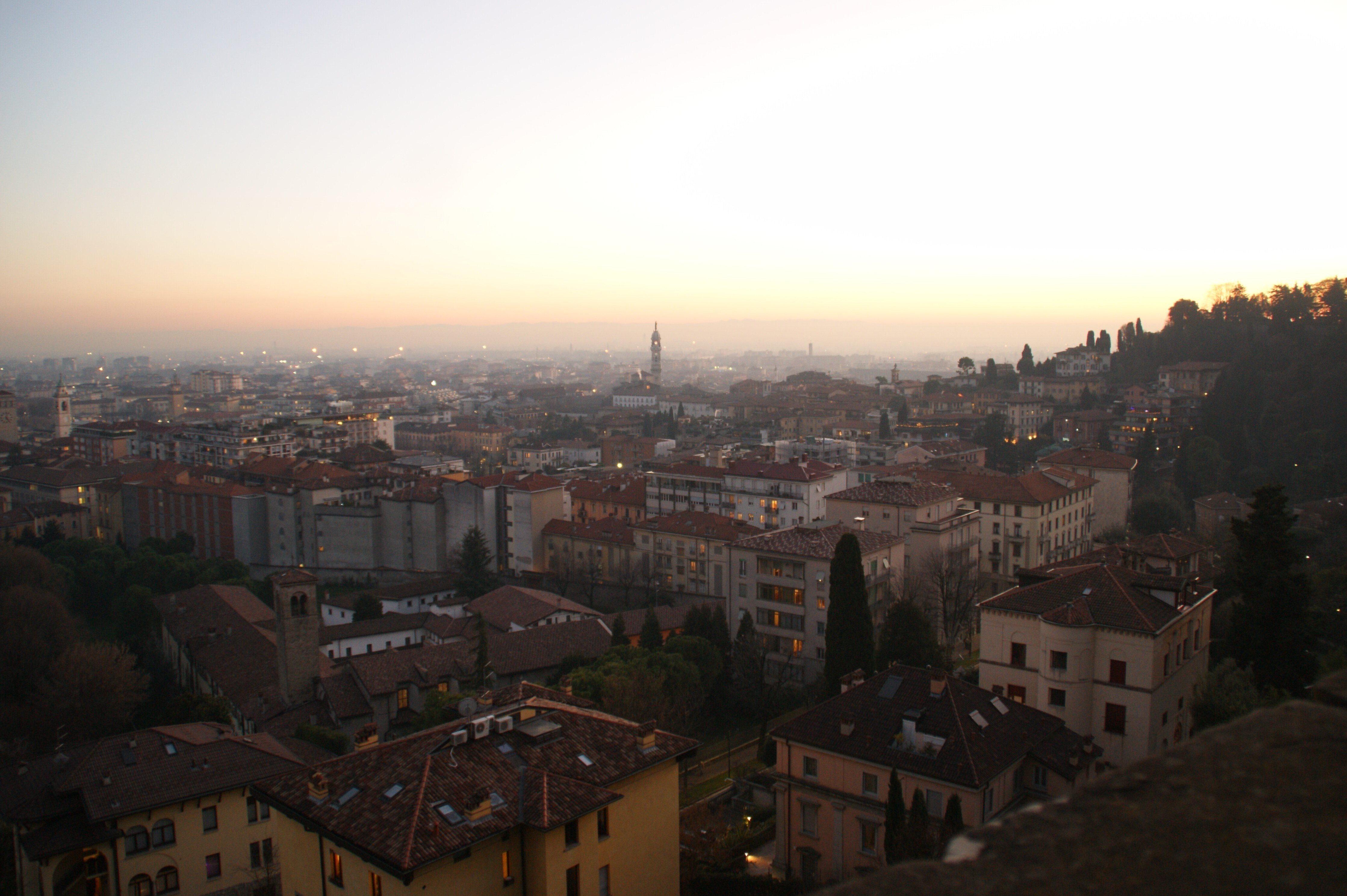 空気が澄み渡るベルガモ アルタからの夕景 食の工房オフィスアルベロ イタリア料理教室 In 神戸 Note